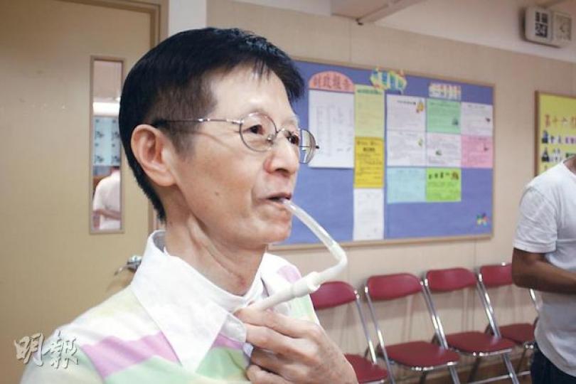 喉嚨及舌頭皆被切除的黃麗珍借助俗稱喇叭仔的氣動式喉頭發聲，但說話仍然語句不清，要靠手勢輔助。（楊德銘攝）