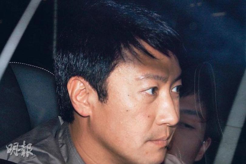 黎明安然坐在車上，到公司即快步閃入電梯。（攝影/記者﹕梁迺楠）黎明的座駕抵達公司樓下，即有保安人員攔截採訪車。（攝影/記者﹕梁迺楠）