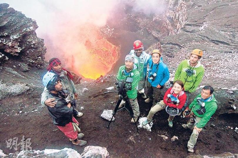 曾國祥、黃宇詩與《挑戰》攝製隊完成任務，在距離Benbow溶岩湖100米的距離留下足印，成為亞洲第一。（微博圖片）黃宇詩在火山灰平原跟大隊捱麵包不叫苦，大隊在危機四伏的環境平安歸來是難得的體驗與福分。（微博圖片）由於滿佈火山毒氣，曾國祥要戴上防毒面罩拍攝。（微博圖片）