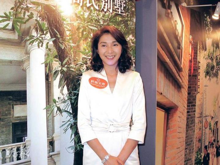 王愛倫戥老友朱玲玲娶新抱開心。（攝影/記者：柯美）曹敏莉笑言囡囡很黐身，但她有女萬事足。（攝影/記者：柯美）