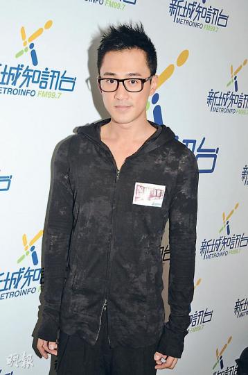 林峯黑面回應被指拍《雷霆掃毒》時，用手掃到官恩娜的胸部。（攝影﹕孫華中）