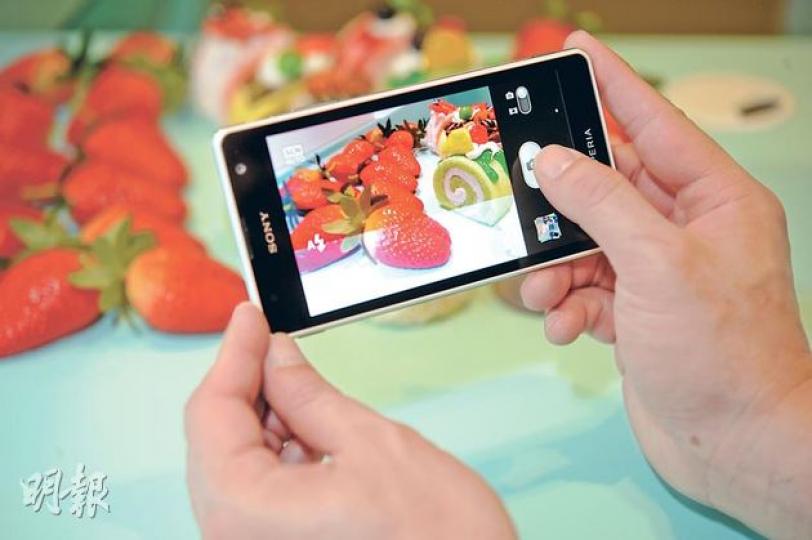 弧形之Phone。（葉思雅攝）跟擁有4.8吋屏幕的Samsung GALAXY SIII（左）相比，4.6吋的Xperia TX體積細了一個碼。（葉思雅攝）從機側可見Xperia TX的弧形線條設計。（葉思雅攝）屏幕下設有三個熱感功能按鍵。（葉思雅攝）機側設有實體拍攝快門按鍵。（葉思雅攝）全新的拍攝界面（下），比舊有Xperia NXT系列（上）簡潔。（葉思雅攝）可於其他界面上使用計算機等4個指定功能。（葉思雅攝）提供16﹕9或4﹕3拍攝模式。（葉思雅攝）拍攝紙幣後再放大瀏覽，發現連上面的細小數