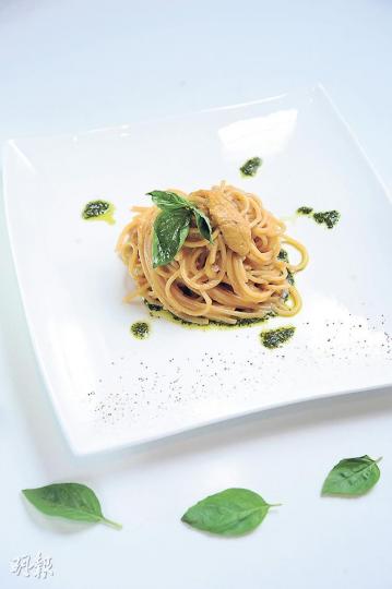 Spaghetti "Mancini" AOP with sea urchin and basil pesto. 松子、羅勒葉和少許橄欖油攪爛，加些少蒜蓉成pesto醬，拌意粉和海膽同吃，簡單鮮美。（$198，Bella Vita）（葉思雅攝）