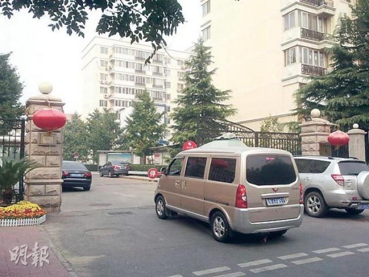 在劉曉波妻子劉霞所住的玉淵潭南路9號小區，大門可任意出入，但樓下仍有便衣24小時把守，禁止陌生人進入樓宇。（明報記者攝）