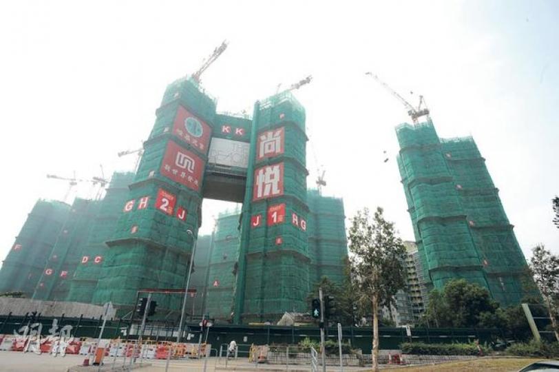 元朗尚悅由12幢大廈組成，共提供2580個單位，其中第一、二座以凱旋門式作設計，中間為屋苑主入口。（尹錦恩攝）與鄺美雲戀情曝光後，恒地營業部總經理林達民（圖右）昨日首次出席公開場合，為旗下樓盤尚悅宣傳，並透露項目將於月底前開售。（劉焌陶攝）