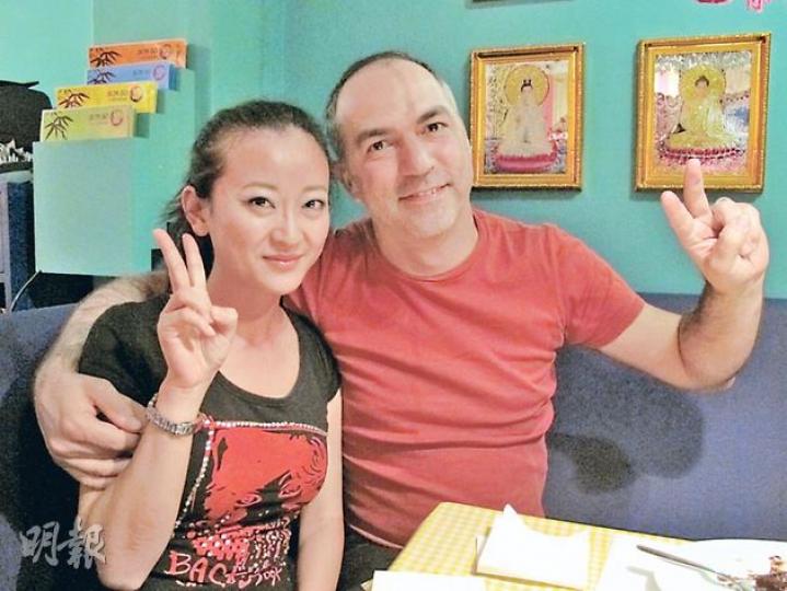 李揚（圖左）不擔心西班牙經濟衰退，影響她的就業機會，並計劃與西班牙裔的丈夫Carlos開攝影舖，由打工仔變身為老闆。（岑梽豪攝）
