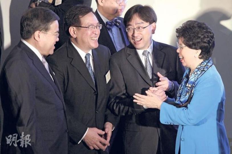 4名醫療界精英包括醫管局主席胡定旭（左起）、前食物及衛生局長周一嶽、現任食物及衛生局長高永文，以及世衛總幹事陳馮富珍，昨在「香港控煙30周年」慶祝酒會上喜相逢。高永文表示，政府計劃修例加強監管美容院，高風險醫療程序要由註冊醫生和醫務人員在指定地方進行。（郭慶輝攝）