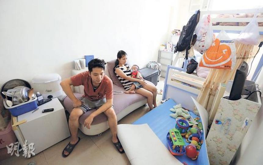與妻兒居於觀塘百多呎劏房的葉先生（左），慨嘆連公屋凶宅也「上唔到樓」，直斥政府宿舍空置逾10年，實在太離譜。葉太（右）亦擔心劏房空氣差，令兒子氣管問題愈來愈嚴重。（李澤彤攝）葉先生所住劏房表面看來不錯，其實大廈十分殘舊，梯間日間也異常昏暗，石屎剝落處處，欄杆更整幅塌下。（李澤彤攝）