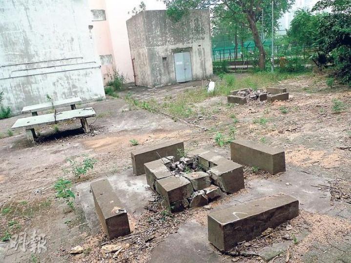 黃大仙杏林街房署宿舍自成一國，設乒乓球桌和燒烤爐，但已荒廢多年（圖）。（明報記者攝）該宿舍由外判物業管理公司管理，按規定保安員每天早午晚均要「簽簿」，記者10月1日下午2時許到訪，發現保安員已簽下「當晚10時19分」的更簿（圖，箭嘴示），反映該處長期荒廢，無人造訪，管理出問題。（明報記者攝）