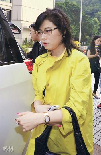 陳復生昨在大批記者包圍下離開法庭，其間面露笑容，讓記者拍照，拍照後立即收起笑容。（鄧宗弘攝）麥銘舜昨在高院出席其離婚官司聆訊，但未有回應記者提問。（李紹昌攝）
