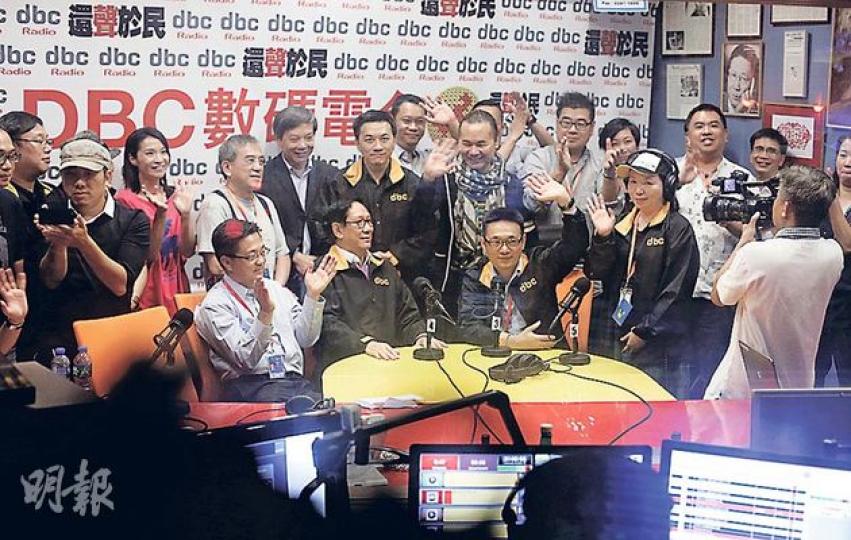 昨晚接近8時，DBC台長鄭經翰與20多名節目主持人及製作人員，齊集直播室，為停播而倒數，鄭經翰聲言，期望這次只是暫別，未來會爭取復播。（李澤彤攝）