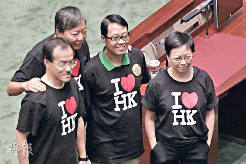 4名工黨議員噚日著晒印有「I LOVE HK」嘅T恤宣誓，左起張超雄、李卓人、張國柱、何秀蘭。（郭慶輝攝）民建聯副主席蔣麗芸（左）同黨友葛珮帆（右）噚日大紅大紫咁現身，成對孖公仔咁。（何曉勤攝）謝偉俊（右）宣誓後就想走，差啲唔記得喺文件上簽名，要立法會秘書處秘書長陳維安（左）提醒先至簽番。（郭慶輝攝）