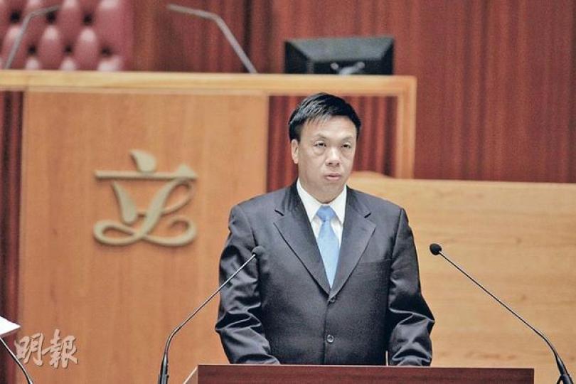 東區區議會主席鍾樹根升呢做立法會議員，早前一句唔排除辭去區會主席一職，已經引嚟3個黨友虎視眈眈。（郭慶輝攝）