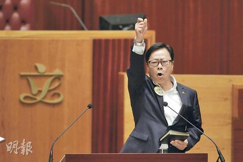 人民力量黃毓民宣誓時，以咳嗽聲替代「共和國」等字眼，會後形容自己是人民授權的議員。立法會主席曾鈺成表明，會研究這樣宣誓是否有問題。（郭慶輝攝）
