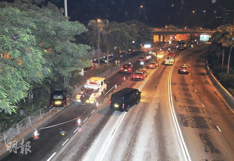 36歲男子昨凌晨駕車沿告士打道往大坑駛去，在紅隧入口對開失控剷向路邊（左下），他送院後不治，警方事後封鎖現場調查。（蔡方山攝）