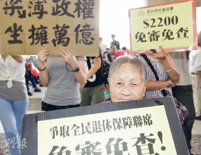 有長者團體昨日到立法會門外，爭取雙倍生果金免申報資產及入息。（郭慶輝攝）