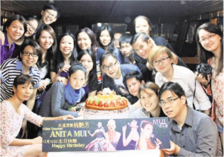 歌迷會「芳心薈」前晚舉辦遊艇聚會藉以緬懷偶像。（攝影/記者：楊安莉）
