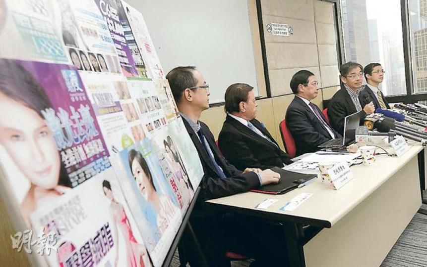 香港整容外科及醫學美容醫學會,要求聲稱進行醫學美容的機構推出實驗性或非標準治療的療程時,應向政府成立的特定諮詢機構申請,獲審核後方可進行。圖右二為立法會醫學界議員梁家騮。(李澤彤攝)DR醫療美容集團有顧客接受療程後死亡,警務處長曾偉雄昨表示,正調查有無人涉嚴重疏忽干犯誤殺。(葉家豪攝) 香港整容外科及醫學美容醫學會,要求聲稱進行醫學美容的機構推出實驗性或非標準治療的療程時,應向政府成立的特定諮詢機構申請,獲審核後方可進行。圖右二為立法會醫學界議員梁家騮。(李澤彤攝)DR醫療美容集團有顧客接受療程後死亡,警務處長曾偉雄昨表示,正調查有無人涉嚴重疏忽干犯誤殺。(葉家豪攝)
