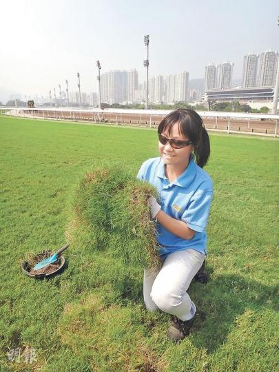 香港賽馬會見習跑道主任Kiki熱愛大自然,無懼日曬雨淋,親身到馬場跑道種草。(曾安迪攝) 香港賽馬會見習跑道主任Kiki熱愛大自然,無懼日曬雨淋,親身到馬場跑道種草。(曾安迪攝)