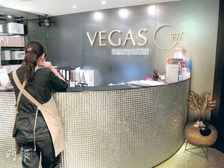 Vegas Beauty的網站資料顯示,中心現時提供收身纖體、美髮、皮膚護理等療程。但有關脫毛的療桯,現時只有暖蠟脫毛護理一種。(林綺琪攝) Vegas Beauty的網站資料顯示,中心現時提供收身纖體、美髮、皮膚護理等療程。但有關脫毛的療桯,現時只有暖蠟脫毛護理一種。(林綺琪攝)