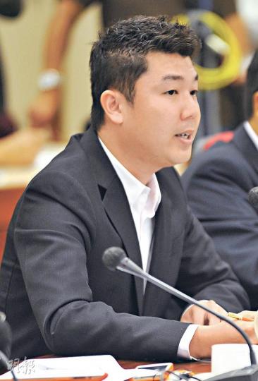 「梁粉」、民建聯區議員劉國勳(圖)昨日出席北區區議會時,表明不贊成政府在北區建單幢式公屋,認為在配套不足下,興建單幢公屋只會衍生更多問題。 (葉家豪攝) 「梁粉」、民建聯區議員劉國勳(圖)昨日出席北區區議會時,表明不贊成政府在北區建單幢式公屋,認為在配套不足下,興建單幢公屋只會衍生更多問題。 (葉家豪攝)