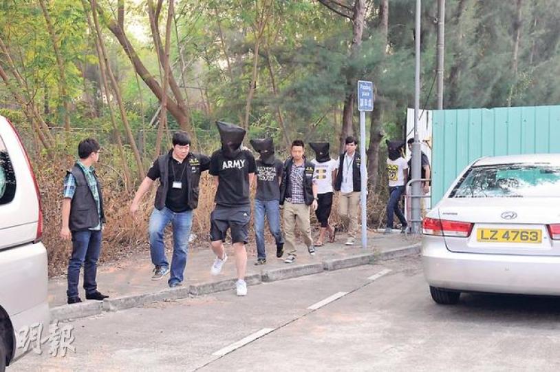 新界北總區重案組及反黑組聯手在落馬洲一帶拘捕6名有「和勝和」背景的疑犯,懷疑他們9月底時曾因勒索保護費不遂在米埔區刑事破壞一間地產代理舖。(林智傑攝)樓市興旺,接近落馬洲米埔路一帶村屋(圖)近月亦交投活躍,引來黑幫垂涎,並向區內地產代理勒索保護費。(林智傑攝) 新界北總區重案組及反黑組聯手在落馬洲一帶拘捕6名有「和勝和」背景的疑犯,懷疑他們9月底時曾因勒索保護費不遂在米埔區刑事破壞一間地產代理舖。(林智傑攝)樓市興旺,接近落馬洲米埔路一帶村屋(圖)近月亦交投活躍,引來黑幫垂涎,並向區內地產代理勒索保護費。(林智傑攝)