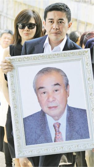 關之琳與捧着亡父關山遺照的胞弟關世華,一臉哀傷。(攝影/記者:陳釗、梁榮達)關之琳在墓前向靈柩灑上黃土,送別父親關山。(攝影/記者:陳釗、梁榮達)工作人員將靈柩移奉到墓地。(攝影/記者:陳釗、梁榮達)鍾鎮濤(左)與范姜(右)前來送別前輩關山最後一程。(攝影/記者:陳釗、梁榮達)深圳大鵬灣華僑墓園面向無敵大海景。(攝影/記者:陳釗、梁榮達) 關之琳與捧着亡父關山遺照的胞弟關世華,一臉哀傷。(攝影/記者:陳釗、梁榮達)關之琳在墓前向靈柩灑上黃土,送別父親關山。(攝影/記者:陳釗、梁榮達)工作人員將靈柩移奉到墓地。(攝影/記者:陳釗、梁榮達)鍾鎮濤(左)與范姜(右)前來送別前輩關山最後一程。(攝影/記者:陳釗、梁榮達)深圳大鵬灣華僑墓園面向無敵大海景。(攝影/記者:陳釗、梁榮達)