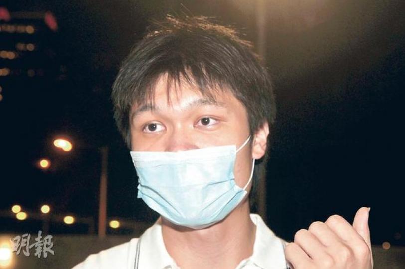 一名梁姓男子(圖)昨晚自稱為病人家屬,批評DR集團事前沒有向客戶披露注射風險,事發後亦一直沒有主動接觸病人提供協助。惟病人家屬其後表示不認識該名男子。(衛永康攝) 一名梁姓男子(圖)昨晚自稱為病人家屬,批評DR集團事前沒有向客戶披露注射風險,事發後亦一直沒有主動接觸病人提供協助。惟病人家屬其後表示不認識該名男子。(衛永康攝)