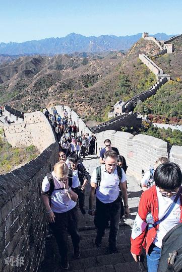 100多名來自世界各地的義工,昨在北京金山嶺長城參加徒步宣傳防愛滋活動。(明報記者攝)義工在長城上向遊客「徵求擁抱」,宣傳防愛滋病知識。(明報記者攝) 100多名來自世界各地的義工,昨在北京金山嶺長城參加徒步宣傳防愛滋活動。(明報記者攝)義工在長城上向遊客「徵求擁抱」,宣傳防愛滋病知識。(明報記者攝)