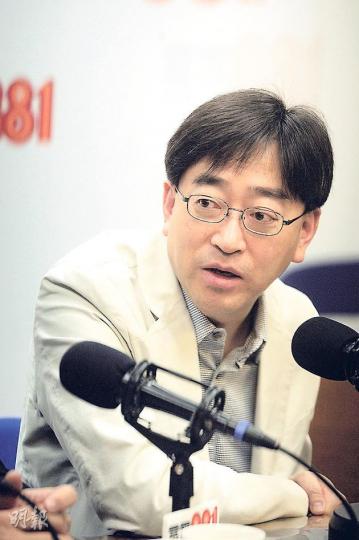 食衛局長高永文昨出席電台訪問時表示,同意為高風險療程設立專業認證制度,確保有一定資歷的醫生,才可做涉及醫療技術的美容療程,但應交由業界或學術機構負責。(葉思雅攝)(明報製圖) 食衛局長高永文昨出席電台訪問時表示,同意為高風險療程設立專業認證制度,確保有一定資歷的醫生,才可做涉及醫療技術的美容療程,但應交由業界或學術機構負責。(葉思雅攝)(明報製圖)