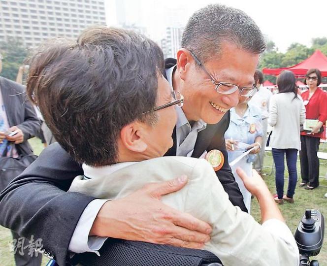 發展局長陳茂波(右)昨出席復康力量傷健共融日嘉許禮,和傷健人士熱情擁抱。他回應記者提問時透露,會提高東北發展計劃的公營房屋比例。(李紹昌攝) 發展局長陳茂波(右)昨出席復康力量傷健共融日嘉許禮,和傷健人士熱情擁抱。他回應記者提問時透露,會提高東北發展計劃的公營房屋比例。(李紹昌攝)