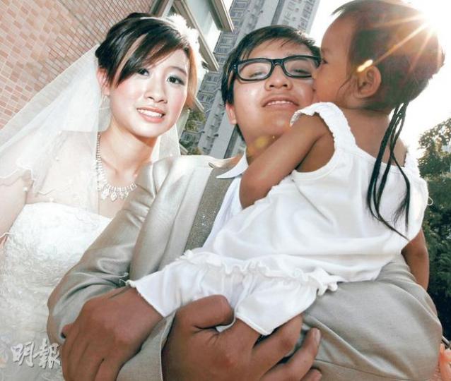 阿軒與阿晴攜着2歲女兒,完成人生大事,他們說將來會以自身經歷與女兒分享,希望女兒長大後,不會再走父母的舊路。(李紹昌攝) 阿軒與阿晴攜着2歲女兒,完成人生大事,他們說將來會以自身經歷與女兒分享,希望女兒長大後,不會再走父母的舊路。(李紹昌攝)