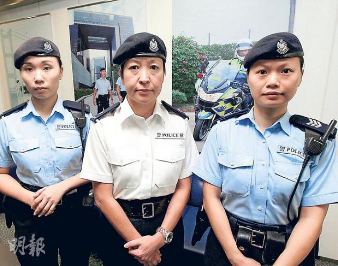 警隊的全女班「兵團」Tango 大隊,主要在遊行示威及大型公眾活動中負責疏導人群、照顧老弱婦孺,有需要時也要協助同袍將女示威人士抬離現場。圖左起為隊員袁漢玲、大隊指揮官徐寶珠、隊員王智曲。(李紹昌攝) 警隊的全女班「兵團」Tango 大隊,主要在遊行示威及大型公眾活動中負責疏導人群、照顧老弱婦孺,有需要時也要協助同袍將女示威人士抬離現場。圖左起為隊員袁漢玲、大隊指揮官徐寶珠、隊員王智曲。(李紹昌攝)