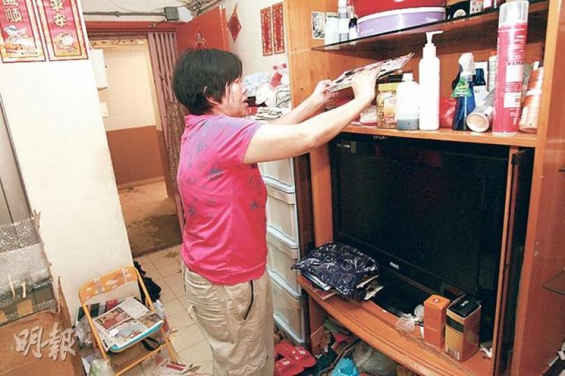 女兒跳樓受傷後,邱母在寓所內一面為女兒執拾物件、一面含淚訴說女兒錯愛負心漢。(黃雄攝)同時經歷失戀、墮胎等沉重打擊的坎坷女子,不時借閱一些有關如何追尋幸福及健康的「正能量」書籍,最終仍是想不開跳樓。(黃雄攝) 女兒跳樓受傷後,邱母在寓所內一面為女兒執拾物件、一面含淚訴說女兒錯愛負心漢。(黃雄攝)同時經歷失戀、墮胎等沉重打擊的坎坷女子,不時借閱一些有關如何追尋幸福及健康的「正能量」書籍,最終仍是想不開跳樓。(黃雄攝)