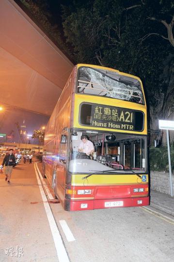 26歲印傭從尖沙嘴梳士巴利道一條天橋躍下,剛巧撞上駛經城巴,撞毁車頂及上層玻璃,再被捲入車底拖行約3米,頭部重創不治,地上留下大片血迹。(樊銳昌攝) 26歲印傭從尖沙嘴梳士巴利道一條天橋躍下,剛巧撞上駛經城巴,撞毁車頂及上層玻璃,再被捲入車底拖行約3米,頭部重創不治,地上留下大片血迹。(樊銳昌攝)