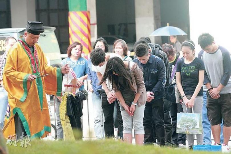 前晚因箍煲失敗,23歲男子黃灝霖在女友面前跳海身亡,昨午其家人帶同一件黑色衣服往事發的觀塘碼頭拜祭招魂。(黃雄攝) 前晚因箍煲失敗,23歲男子黃灝霖在女友面前跳海身亡,昨午其家人帶同一件黑色衣服往事發的觀塘碼頭拜祭招魂。(黃雄攝)
