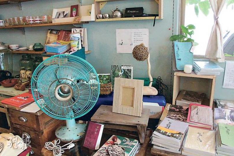 (饒雙宜攝)店主人瑞文(饒雙宜攝)瑞文強烈推薦Ki媽手工肥皂,價值便宜,因為Ki媽希望平民百姓也可以用有機產品。(饒雙宜攝)石頭是花蓮特產,不少旅客會在海邊撿拾帶回家留念,包上綿布後,成為有手縫味道的紙鎮。(饒雙宜攝)同一位創作者的箸袋,經過多番使用、洗滌才面世,以確保設計完善,實在。台灣人慣常攜有筷子,減少用外賣餐具。(饒雙宜攝)「有的沒的」擺放了各式二手用品和舊貨,只要瑞文有空,陳列常常轉換,讓客人有新鮮感。(饒雙宜攝)舊杯盤配上老沙發,加木製的手釘層架,即使裝潢不豪華,也營造出舒適氛圍。( (饒雙宜攝)店主人瑞文(饒雙宜攝)瑞文強烈推薦Ki媽手工肥皂,價值便宜,因為Ki媽希望平民百姓也可以用有機產品。(饒雙宜攝)石頭是花蓮特產,不少旅客會在海邊撿拾帶回家留念,包上綿布後,成為有手縫味道的紙鎮。(饒雙宜攝)同一位創作者的箸袋,經過多番使用、洗滌才面世,以確保設計完善,實在。台灣人慣常攜有筷子,減少用外賣餐具。(饒雙宜攝)「有的沒的」擺放了各式二手用品和舊貨,只要瑞文有空,陳列常常轉換,讓客人有新鮮感。(饒雙宜攝)舊杯盤配上老沙發,加木製的手釘層架,即使裝潢不豪華,也營造出舒適氛圍。(