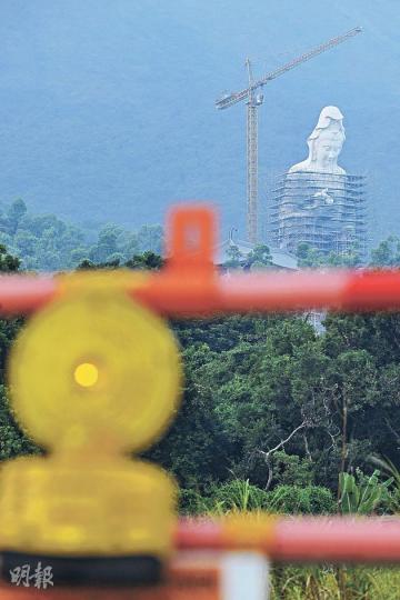 龍尾灘附近興建中的大埔桐梓觀音像(葉家豪攝) 龍尾灘附近興建中的大埔桐梓觀音像(葉家豪攝)