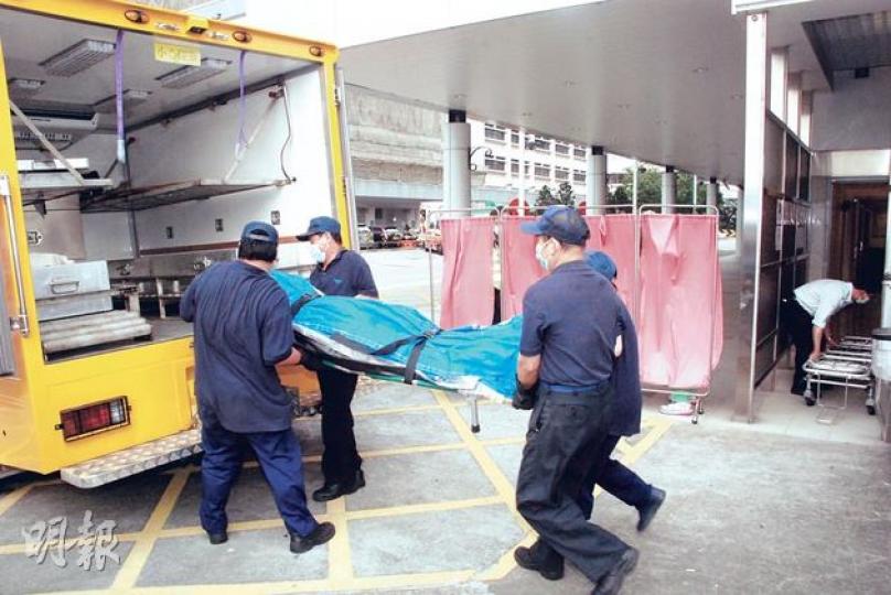 猝死的27歲男子出戰「奧運距離」賽,完成單車及游泳賽,至最後跑步路段近終點線時,突然昏迷,搶救後不治,遺體由仵工運走。(雲錦鋒攝)27歲的男「鐵人」在賽場倒下,同行友人陪同送院,惜男子搶救後最終不治。(雲錦鋒攝)(明報製圖) 猝死的27歲男子出戰「奧運距離」賽,完成單車及游泳賽,至最後跑步路段近終點線時,突然昏迷,搶救後不治,遺體由仵工運走。(雲錦鋒攝)27歲的男「鐵人」在賽場倒下,同行友人陪同送院,惜男子搶救後最終不治。(雲錦鋒攝)(明報製圖)