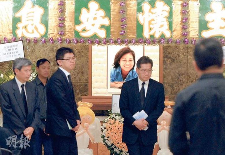 南丫島船難死者李瑞蘭昨晚設靈 ,商務及經濟發展局長蘇錦樑(右二)及勞福局長張建宗,亦有到場致祭。(伍浦鋒攝) 南丫島船難死者李瑞蘭昨晚設靈 ,商務及經濟發展局長蘇錦樑(右二)及勞福局長張建宗,亦有到場致祭。(伍浦鋒攝)