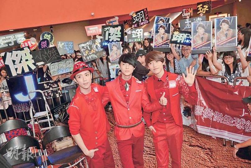 小傑(左起)、王子、毛弟獲大批粉絲舉牌支持。(攝影/記者:鍾一虹) 小傑(左起)、王子、毛弟獲大批粉絲舉牌支持。(攝影/記者:鍾一虹)