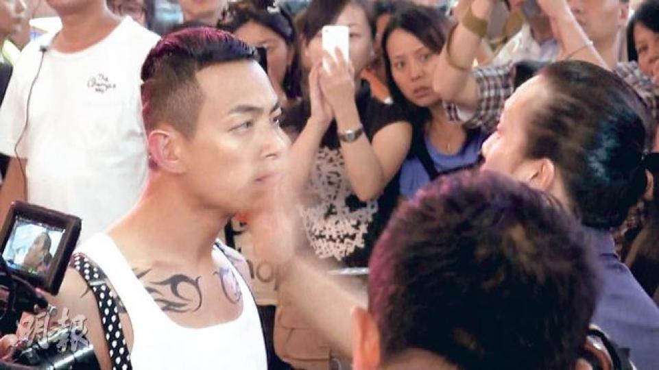 梁烈唯首日拍《古惑仔之江湖新秩序》便被人摑了10多巴掌,臉上留掌印兼打到他耳鳴。(攝影:李維隆、劉永銳)猛力掌摑(攝影:李維隆、劉永銳)臉留掌印(攝影:李維隆、劉永銳)梁烈唯被掌摑後以虎尾腳還擊。(攝影:李維隆、劉永銳)伍允龍做動作指導向梁烈唯示範動作。(攝影:李維隆、劉永銳) 梁烈唯首日拍《古惑仔之江湖新秩序》便被人摑了10多巴掌,臉上留掌印兼打到他耳鳴。(攝影:李維隆、劉永銳)猛力掌摑(攝影:李維隆、劉永銳)臉留掌印(攝影:李維隆、劉永銳)梁烈唯被掌摑後以虎尾腳還擊。(攝影:李維隆、劉永銳)伍允龍做動作指導向梁烈唯示範動作。(攝影:李維隆、劉永銳)