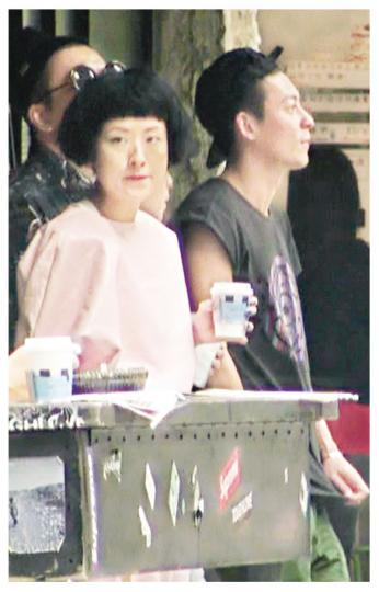 徐濠縈(左)相約陳冠希(右)悠閒歎咖啡。(攝影/記者:劉永銳、李維隆)沒有新歡在身邊的陳冠希心情大靚,同狗仔玩都一樣好開心。(攝影/記者:劉永銳、李維隆)陳冠希的影相癮起,拿着朋友的即影即有相機幫朋友拍照。(攝影/記者:劉永銳、李維隆)陳冠希讚新歡Angela清純。(攝影/記者:劉永銳、李維隆) 徐濠縈(左)相約陳冠希(右)悠閒歎咖啡。(攝影/記者:劉永銳、李維隆)沒有新歡在身邊的陳冠希心情大靚,同狗仔玩都一樣好開心。(攝影/記者:劉永銳、李維隆)陳冠希的影相癮起,拿着朋友的即影即有相機幫朋友拍照。(攝影/記者:劉永銳、李維隆)陳冠希讚新歡Angela清純。(攝影/記者:劉永銳、李維隆)