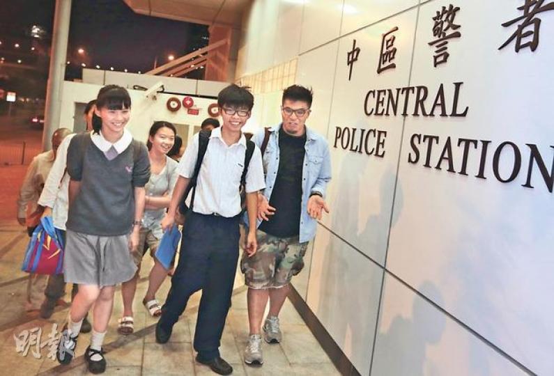 民間反對國教科大聯盟代表昨晚到中區警署與警方會面,商討明晚與支持國教科團體同時間於政總集會的安排。圖右二為學民思潮召集人黃之鋒,右一為大專行動召集人李澤民。(李澤彤攝) 民間反對國教科大聯盟代表昨晚到中區警署與警方會面,商討明晚與支持國教科團體同時間於政總集會的安排。圖右二為學民思潮召集人黃之鋒,右一為大專行動召集人李澤民。(李澤彤攝)