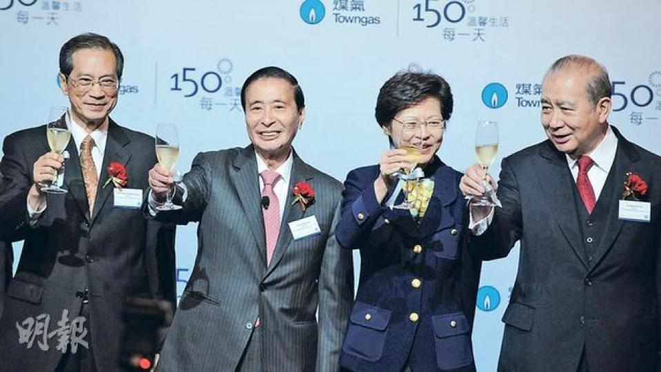李兆基(左二)昨出席中華煤氣150周年酒會時表示,本港樓價只會「微微跌」。酒會邀請了政務司長林鄭月娥(右二)為主禮嘉賓,兩名煤氣獨立非執行董事潘宗光(左一)及李國寶(右一)亦有出席。(劉焌陶攝) 李兆基(左二)昨出席中華煤氣150周年酒會時表示,本港樓價只會「微微跌」。酒會邀請了政務司長林鄭月娥(右二)為主禮嘉賓,兩名煤氣獨立非執行董事潘宗光(左一)及李國寶(右一)亦有出席。(劉焌陶攝)