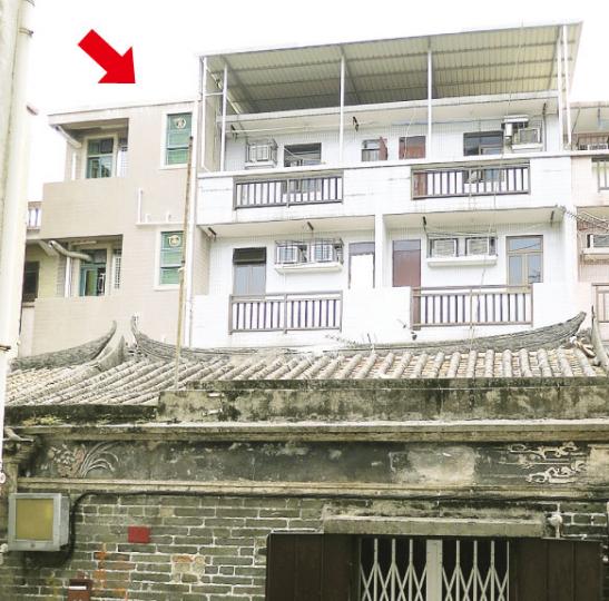 圖為案中位於上水金錢村的涉案4層村屋(箭嘴示),2009年2月10日被屋宇署要求清拆,但兩被告拒絕遵行。(林耀華攝)其中一名涉案業主侯國祥昨到庭應訊,庭上他沒有律師代表,並稱因感到「一頭霧水」而要求當值律師服務。(黃建邦攝)另一被告李君畦到粉嶺法院受審。(黃建邦攝) 圖為案中位於上水金錢村的涉案4層村屋(箭嘴示),2009年2月10日被屋宇署要求清拆,但兩被告拒絕遵行。(林耀華攝)其中一名涉案業主侯國祥昨到庭應訊,庭上他沒有律師代表,並稱因感到「一頭霧水」而要求當值律師服務。(黃建邦攝)另一被告李君畦到粉嶺法院受審。(黃建邦攝)