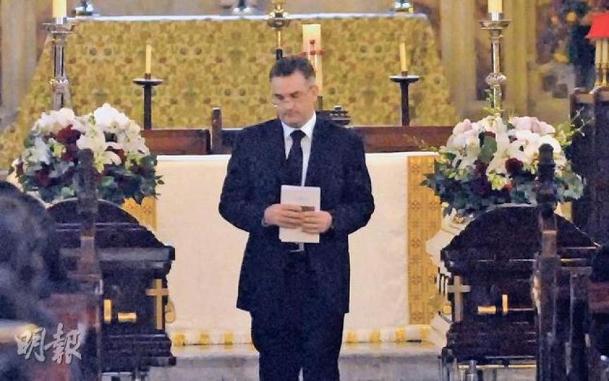 海難死者易慧與比索志豪母子昨日在聖約翰教堂舉行安息禮儀式,其間由死者丈夫致悼念講述對妻兒的思念,他身旁是兩人的棺木。(鍾炳然攝) 海難死者易慧與比索志豪母子昨日在聖約翰教堂舉行安息禮儀式,其間由死者丈夫致悼念講述對妻兒的思念,他身旁是兩人的棺木。(鍾炳然攝)