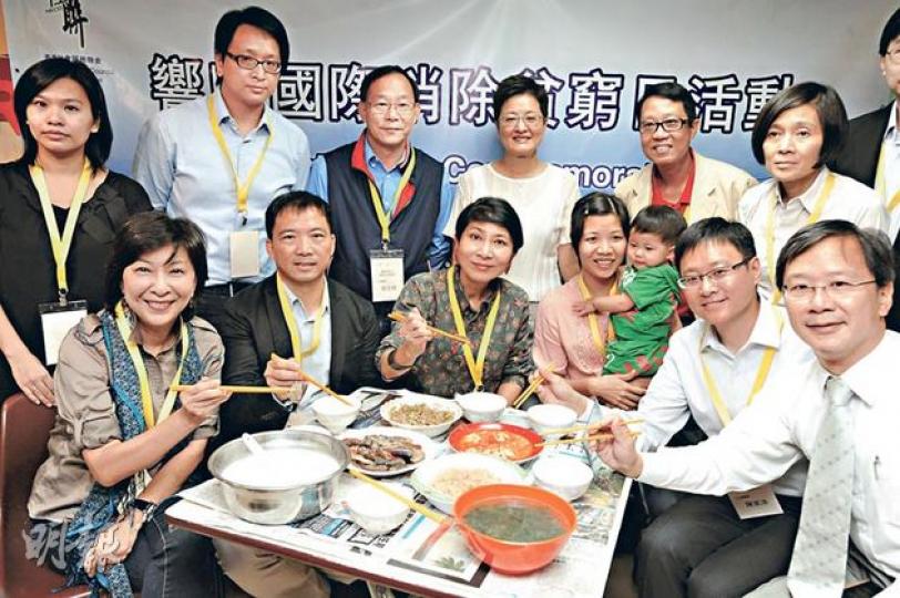 社聯昨邀請立法會議員出席「貧窮飯局」,冀提高社會關注貧窮。後排左二起﹕鄧家彪、梁志祥、黃碧雲、張國柱;前排左起﹕蔣麗芸、胡志偉、毛孟靜;前排右起﹕郭家麒、陳家洛。後排右一為行政總裁方敏生。(尹錦恩攝)(明報製圖) 社聯昨邀請立法會議員出席「貧窮飯局」,冀提高社會關注貧窮。後排左二起﹕鄧家彪、梁志祥、黃碧雲、張國柱;前排左起﹕蔣麗芸、胡志偉、毛孟靜;前排右起﹕郭家麒、陳家洛。後排右一為行政總裁方敏生。(尹錦恩攝)(明報製圖)