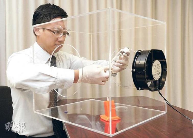 藥劑師學會副會長蘇曜華昨展示部分診所不合規格的癌藥調配「安全櫃」,他說,這種非密封式的自製膠片櫃,只加裝家用式抽氣扇,根本不具隔離致癌氣霧作用,難以保障醫護安全。(余俊亮攝) 藥劑師學會副會長蘇曜華昨展示部分診所不合規格的癌藥調配「安全櫃」,他說,這種非密封式的自製膠片櫃,只加裝家用式抽氣扇,根本不具隔離致癌氣霧作用,難以保障醫護安全。(余俊亮攝)