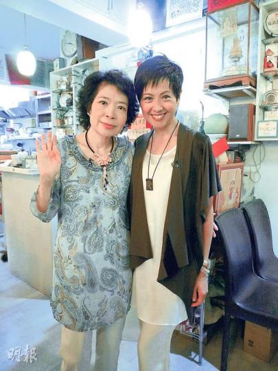 蘇杏璇(左)接受廖安麗(右)訪問,她透露患上糖尿病先後做了四次手術,現在可正常行路很感恩。(微博圖片) 蘇杏璇(左)接受廖安麗(右)訪問,她透露患上糖尿病先後做了四次手術,現在可正常行路很感恩。(微博圖片)